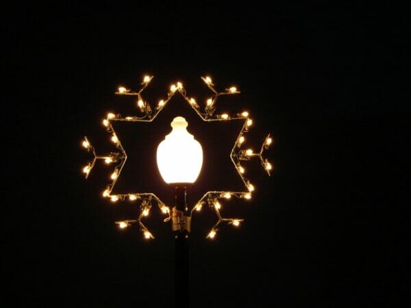 4.5' Starburst Snowflake Lamppost Holiday Light Display
