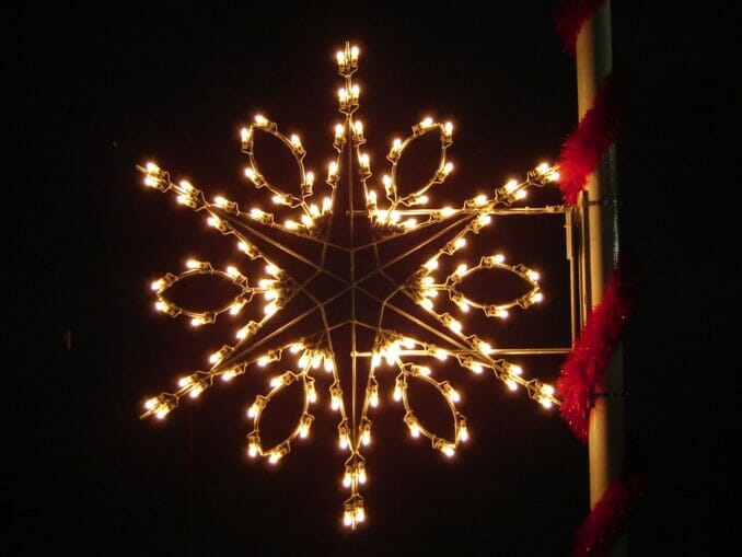5' Teardrop Snowflake Holiday Light Display