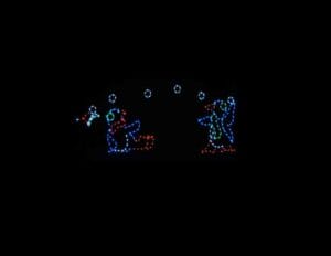 PENGUINS IN ANIMATED SNOWBALL FIGHT