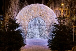 CREATIVE DISPLAYS WALK-IN IGLOO DIMENSIONAL LIGHT DISPLAY